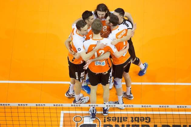 Berlin, Deutschland, 21.02.2015: Volleyball Bundesliga Saison 2014 2015 - BR Volleys - SWD Powervolleys Dueren Düren. Das Team der BR Volleys jubelt
