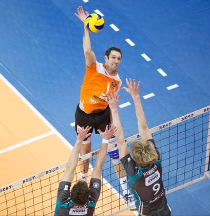 Berlin, Deutschland, 21.02.2015: Volleyball Bundesliga Saison 2014 2015 - BR Volleys - SWD Powervolleys Dueren Düren. Scott Joseph Touzinsky (BR Volleys 1) gegen den Block aus Jan-Philipp Marks (Düren 18), Marvin Prolingheuer (Düren 9)