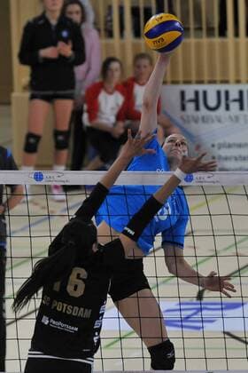 21.02.2015, xtkx, Volleyball 1.Bundesliga Damen, VC Wiesbaden - SC Potsdam, v.l. Regina Mapeli Burchardt (VC Wiesbaden), Lizbeth Seomara Sainz Leal (SC Potsdam),