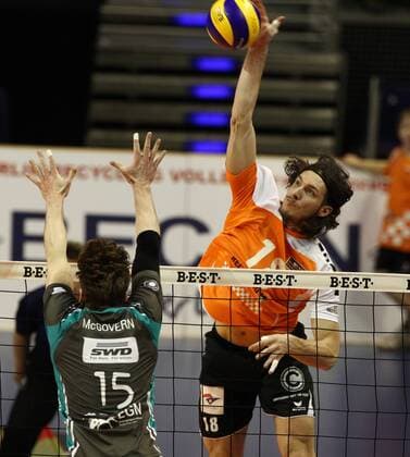 Ciaran McGovern, Francesco De Marchi im Angriff Volleyball Bundesliga Herren Saison 2014 2015 21.02.2015 BR Volleys Berlin vs. SWD Powervolleys Düren