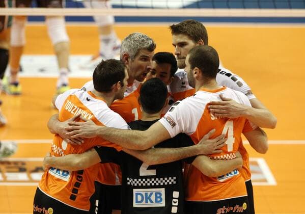 Scott Touzinsky, Rob Bontje, Erik Shoji, Kawika Shoji, Christian Dünnes, Aleksandar Spirovski Freude Emotion jubelnd Jubel Volleyball Bundesliga Herren Saison 2014 2015 21.02.2015 BR Volleys Berlin vs. SWD Powervolleys Düren