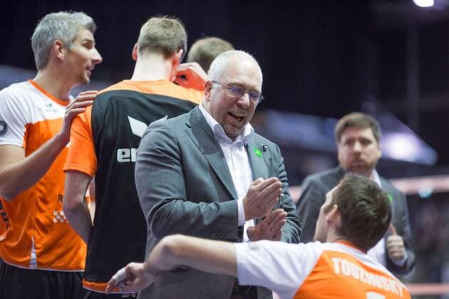 Berlin, Deutschland, 21.02.2015: Volleyball Bundesliga Saison 2014 2015 - BR Volleys - SWD Powervolleys Dueren Düren. Trainer Mark Lebedew (BR Volleys) redet mit Scott Joseph Touzinsky (BR Volleys 1)