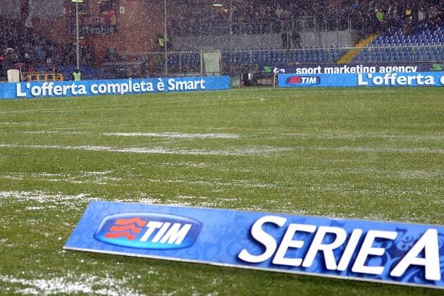 Aktuell Fußball, Italien, Regen-Spielabsage in Genua Genua, Italien - Serie A Sampdoria vs. Genoa CFC: Wasserpfützen auf dem Rasen 