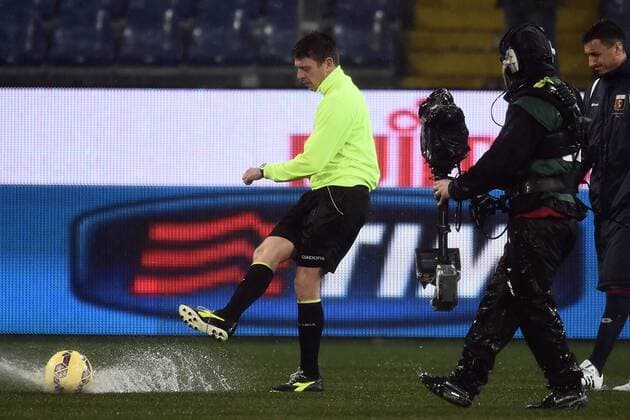 Aktuell Fußball, Italien, Regen-Spielabsage in Genua Genua, Italien - Serie A Sampdoria vs. Genoa CFC: Gianluca Rocchi probiert vor dem Spiel die Beschaffenheit des Platzes aus 