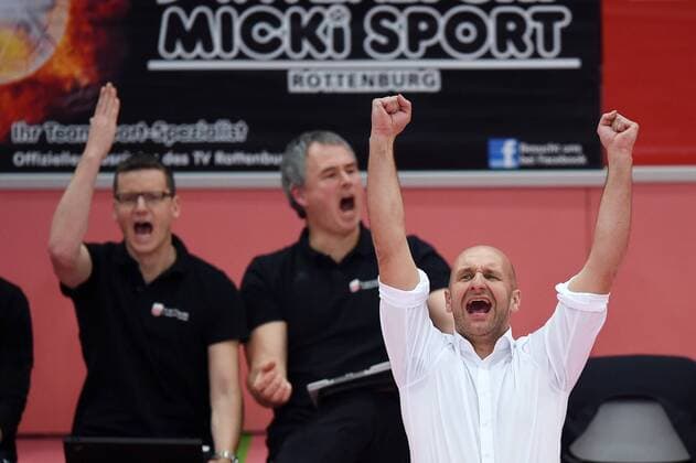 Volleyball 1. Bundesliga 2014 2015 TV Rottenburg - CV Mitteldeutschland 21.02.2015 JUBEL TV Rottenburg; Trainer Hans Peter Mueller - Angstenberger (re) und Co-Trainer Karsten Haug (li hinten) und Co-Trainer Oliver Heiming (Mitte hinten) 