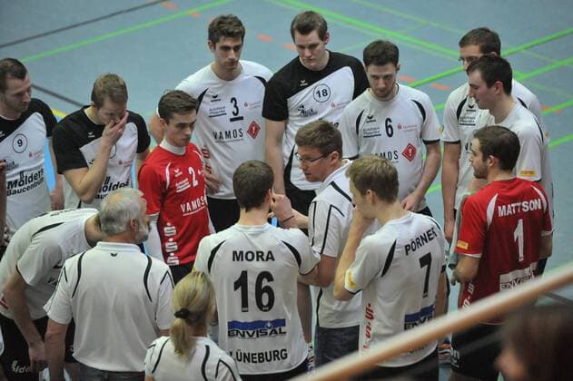GER, VBL, SVG Lueneburg vs VFB Friedrichshafen 21.02.2015, Gellersenhalle, Reppenstedt, GER, VBL, SVG Lueneburg vs VFB Friedrichshafen, im Bild Trainer Stefan Huebner (Hübner Lueneburg ) spricht mit der Mannschaft nordphotoxWitke