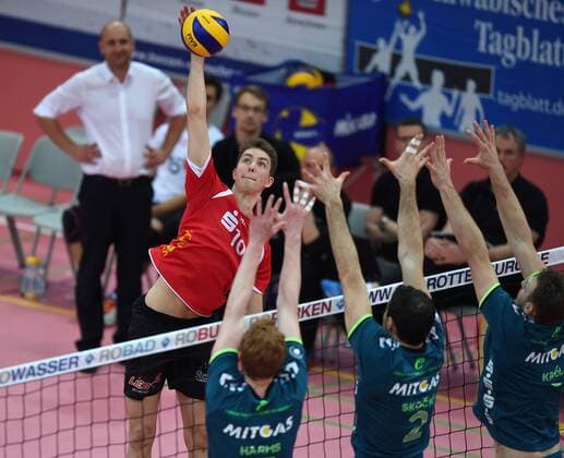 Volleyball 1. Bundesliga 2014 2015 TV Rottenburg - CV Mitteldeutschland 21.02.2015 Tom Strohbach (li, TV Rottenburg) 