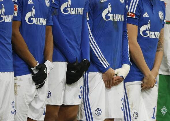 Gelsenkirchen, Deutschland, Fußball, 1. Bundesliga, 22. Spieltag, 21.02.2015, Schalke 04 - Werder Bremen 1:1 in der Veltins - Arena auf Schalke in Gelsenkirchen am 21.02.2015 Gut geschützt: Die Schalker Abwehrmauer bei einem Freistoß der Bremer