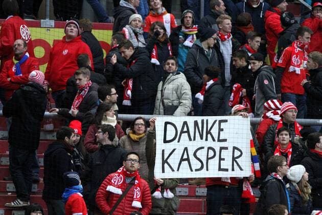 21.02.2015 Mainz , Coface Arena 1. Fussball Bundesliga Herren, Saison 2014 2015, Heimspiel Derby 1. FSV Mainz 05 gegen Eintracht Fankfurt (SGE) diese Fans danken dem alten Trainer Kasper Hjulmand mit diesem Schild - Danke Kasper