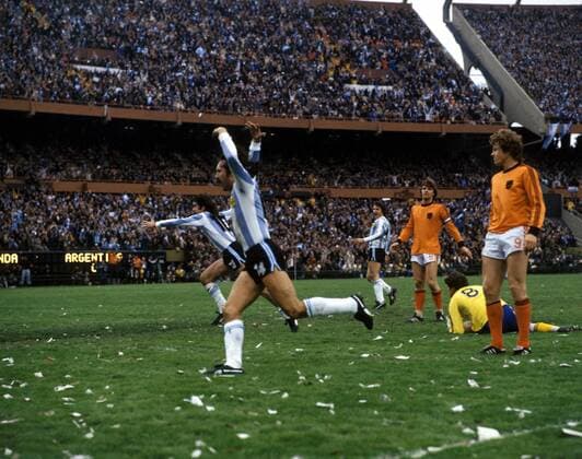 Weltmeisterschaft Finale, Argentinien - Niederlande in Buenos Aires: Tor zum 2:1, Leopoldo Luque (li.vo.) und Torschütze Mario Kempes (dahinter, beide Argentinien) jubeln, re.v.vo.: Arie Haan, Torwart Jan Jongbloed und Ruud Krol (alle Niederlande)