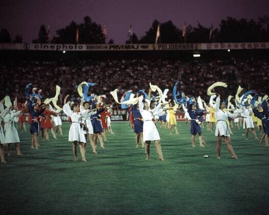 Fußball, EM Finale 1976 in Belgrad, Tschechoslowakei - Deutschland 5:3 i. E Europameisterschaft Finale, Tschechoslowakei - BR Deutschland in Belgrad: Jugoslawische Mädchen tanzen vor dem Spie