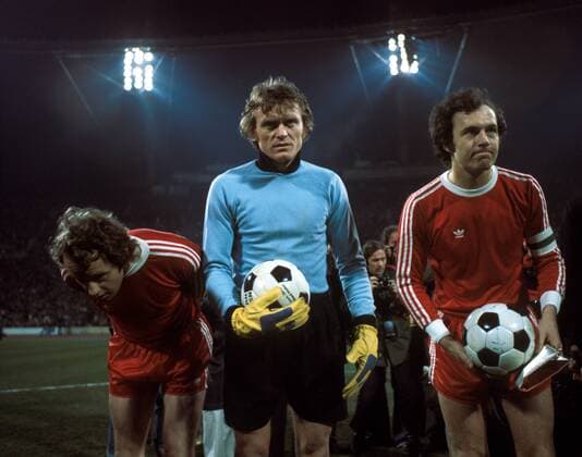 Europapokal der Landesmeister Viertelfinale, FC Bayern München - Benfica Lissabon, v.li.: Johnny Hansen, Torwart Sepp Maier und Franz Beckenbauer