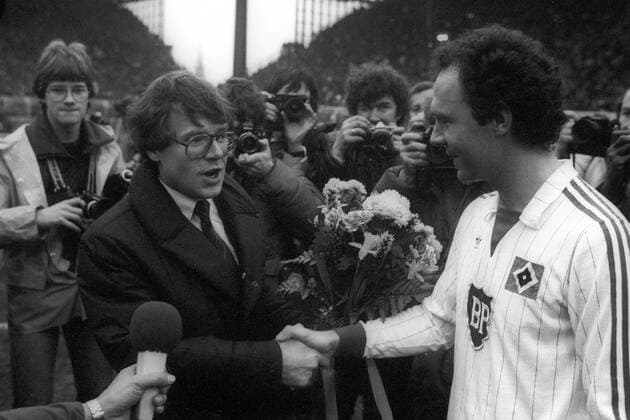 Borussia Dortmund - Hamburger SV: Franz Beckenbauer (re., HSV) bekommt von Präsident Reinhard Rauball (BVB) Blumen