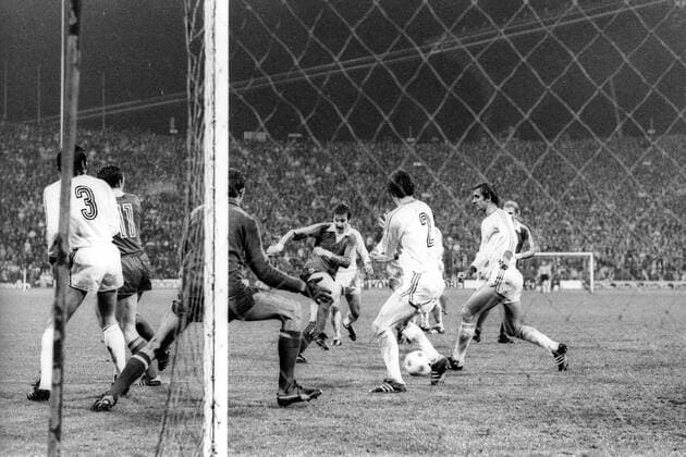 Europapokal der Landesmeister Viertelfinale, FC Bayern München - Dynamo Kiew: Rainer Künkel (mi., Bayern) trifft gegen Torwart Yevgeni Rudakov (Kiew) zum 1:0