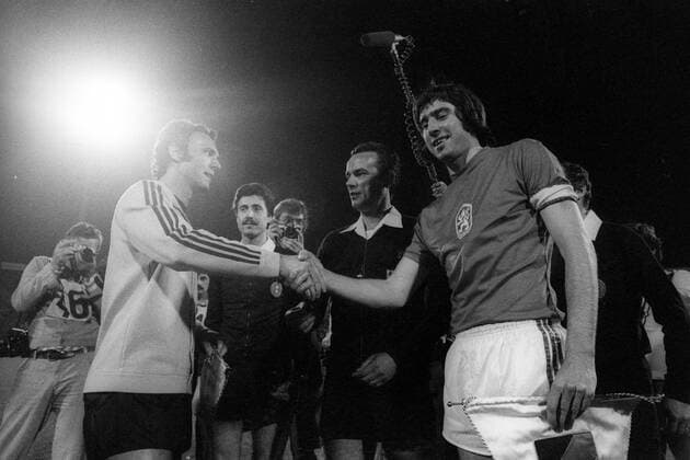 Fußball, EM Finale 1976 in Belgrad, Tschechoslowakei - Deutschland 5:3 i. E Europameisterschaft Finale, BR Deutschland - Tschechoslowakei in Belgrad: Die Kapitäne Franz Beckenbauer (li., BRD) und Anton Ondrus (CSSR) begrüßen sich, mi.: Schiedsrichter Sergio Gonella