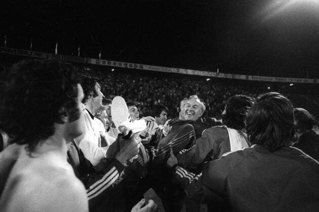 Fußball, EM Finale 1976 in Belgrad, Tschechoslowakei - Deutschland 5:3 i. E Die Tschechoslowakei ist Europameister: Nationaltrainer Vaclav Jezek wird gefeiert