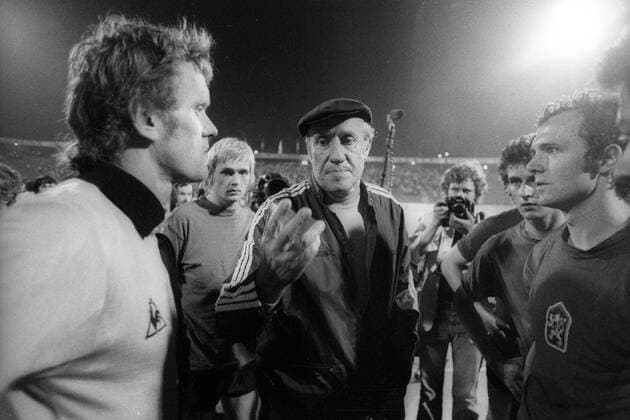 Europameisterschaft Finale, BR Deutschland - Tschechoslowakei in Belgrad, v.li.: Torwart Sepp Maier, Hannes Bongartz, Bundestrainer Helmut Schön und Franz Beckenbauer (alle BRD)