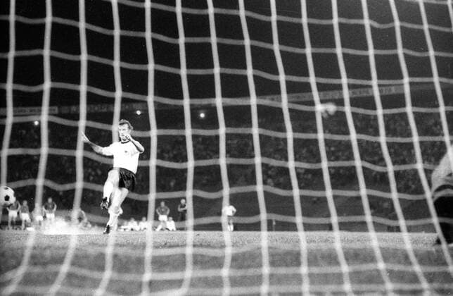Fußball, EM Finale 1976 in Belgrad, Tschechoslowakei - Deutschland 5:3 i. E Europameisterschaft Finale, BR Deutschland - Tschechoslowakei in Belgrad: Rainer Bonhof (BRD) beim Elfmeterschießen