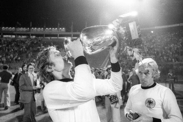 Fußball, EM Finale 1976 in Belgrad, Tschechoslowakei - Deutschland 5:3 i. E Die Tschechoslowakei ist Europameister: Koloman Gögh trinkt aus dem Pokal, re.: Jan Pivarnik