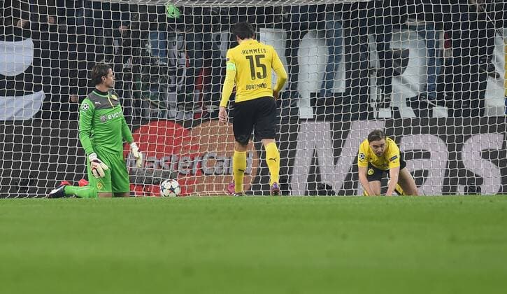 FUSSBALL CHAMPIONS LEAGUE SAISON 2014 2015 ACHTELFINAL HINSPIEL Juventus Turin - Borussia Dortmund 24.02.2015 Torwart Roman Weidenfeller, Mats Hummels und Marcel Schmelzer (v.l., alle Borussia Dortmund) sind nach dem 1:0 enttaeuscht 