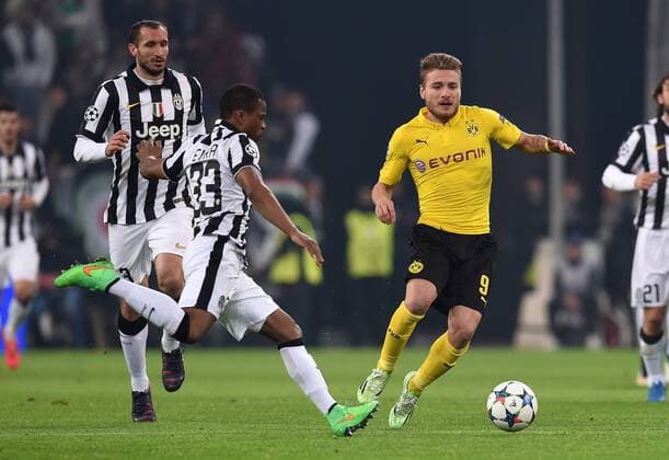 FUSSBALL CHAMPIONS LEAGUE SAISON 2014 2015 ACHTELFINAL HINSPIEL Juventus Turin - Borussia Dortmund 24.02.2015 Ciro Immobile (re, Borussia Dortmund) gegen Giorgio Chiellini und Patrice Evra (v.l., beide Juventus Turin) 