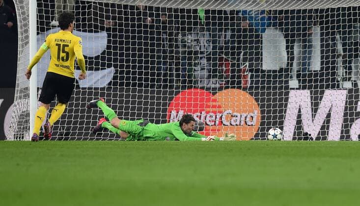 FUSSBALL CHAMPIONS LEAGUE SAISON 2014 2015 ACHTELFINAL HINSPIEL Juventus Turin - Borussia Dortmund 24.02.2015 Mats Hummels (li) und Torwart Roman Weidenfeller (re, beide Borussia Dortmund) koennen den Ball zum 1:0 nur hinterher schauen 
