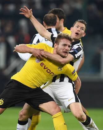 FUSSBALL CHAMPIONS LEAGUE SAISON 2014 2015 ACHTELFINAL HINSPIEL Juventus Turin - Borussia Dortmund 24.02.2015 Ciro Immobile (li, Borussia Dortmund) mit Stephan Lichtsteiner (re, Juventus Turin) im Infight 