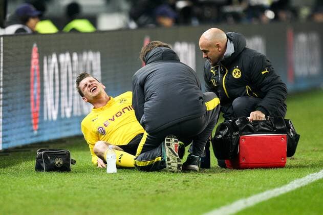 Lukasz Piszczek 26 (Borussia Dortmund) wird verletzt behandelt , Juventus Turin vs. Borussia Dortmund, Fussball, Champions League, 24.02.2015 , EP_CKT