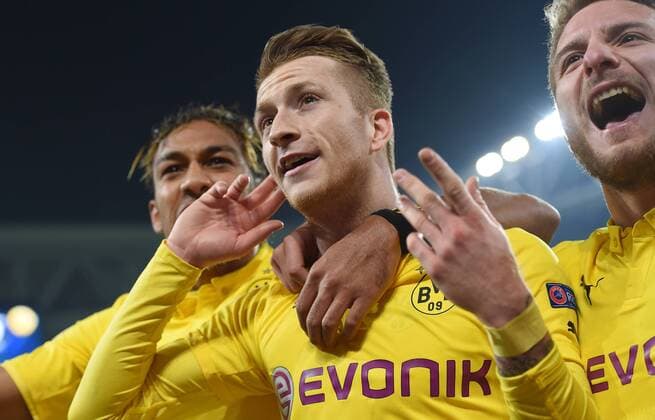 FUSSBALL CHAMPIONS LEAGUE SAISON 2014 2015 ACHTELFINAL HINSPIEL Juventus Turin - Borussia Dortmund 24.02.2015 Torjubel nach dem 1:1: Pierre-Emerick Aubameyang (li) und Ciro Immobile (re) umjubeln den Torschuetzen Marco Reus (Mitte, alle Borussia Dortmund) 