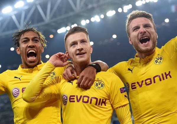 FUSSBALL CHAMPIONS LEAGUE SAISON 2014 2015 ACHTELFINAL HINSPIEL Juventus Turin - Borussia Dortmund 24.02.2015 Torjubel nach dem 1:1: Pierre-Emerick Aubameyang (li) und Ciro Immobile (re) umjubeln den Torschuetzen Marco Reus (Mitte, alle Borussia Dortmund) 