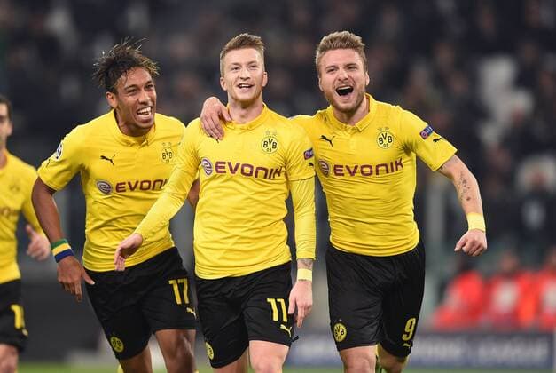 FUSSBALL CHAMPIONS LEAGUE SAISON 2014 2015 ACHTELFINAL HINSPIEL Juventus Turin - Borussia Dortmund 24.02.2015 Torjubel nach dem 1:1: Pierre-Emerick Aubameyang (li) und Ciro Immobile (re) umjubeln den Torschuetzen Marco Reus (Mitte, alle Borussia Dortmund) 