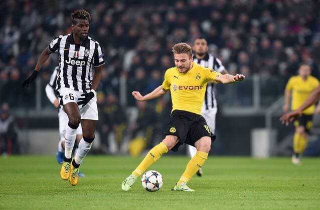FUSSBALL CHAMPIONS LEAGUE SAISON 2014 2015 ACHTELFINAL HINSPIEL Juventus Turin - Borussia Dortmund 24.02.2015 Ciro Immobile (re, Borussia Dortmund) zieht vor Paul Pogba (li, Juventus Turin) ab 