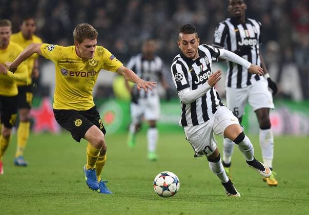 FUSSBALL CHAMPIONS LEAGUE SAISON 2014 2015 ACHTELFINAL HINSPIEL Juventus Turin - Borussia Dortmund 24.02.2015 Matthias Ginter (li) gegen Roberto Pereyra (re, Juventus Turin) 