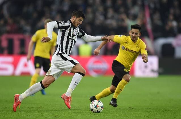 FUSSBALL CHAMPIONS LEAGUE SAISON 2014 2015 ACHTELFINAL HINSPIEL Juventus Turin - Borussia Dortmund 24.02.2015 Alvaro Morata (li, Juventus Turin) gegen Ilkay Guendogan (re, Borussia Dortmund) 