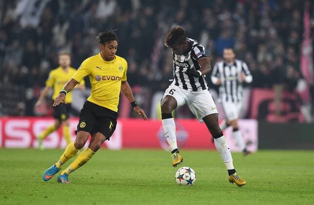 FUSSBALL CHAMPIONS LEAGUE SAISON 2014 2015 ACHTELFINAL HINSPIEL Juventus Turin - Borussia Dortmund 24.02.2015 Pierre-Emerick Aubameyang (li, Borussia Dortmund) gegen Paul Pogba (re, Juventus Turin) 