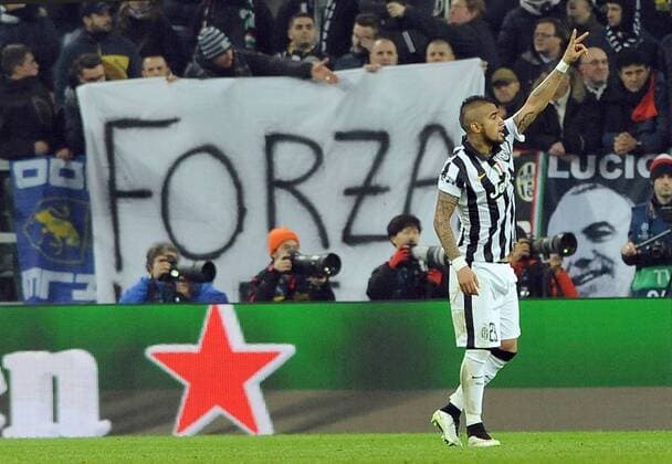 Champions League Juventus Turin - BVB Borussia Dortmund ARTURO VIDAL DIETRO DI LUI UNO STRISCIONE CON LA SCRITTA FORZA xHOCHxZWEIx xItalyxPhotoxPressx 