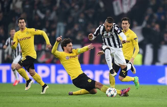 FUSSBALL CHAMPIONS LEAGUE SAISON 2014 2015 ACHTELFINAL HINSPIEL Juventus Turin - Borussia Dortmund 24.02.2015 Roberto Pereyra (Juventus Turin) enteilt Henrikh Mkhitaryan, Mats Hummels und Nuri Sahin (v.l., alle Borussia Dortmund) 