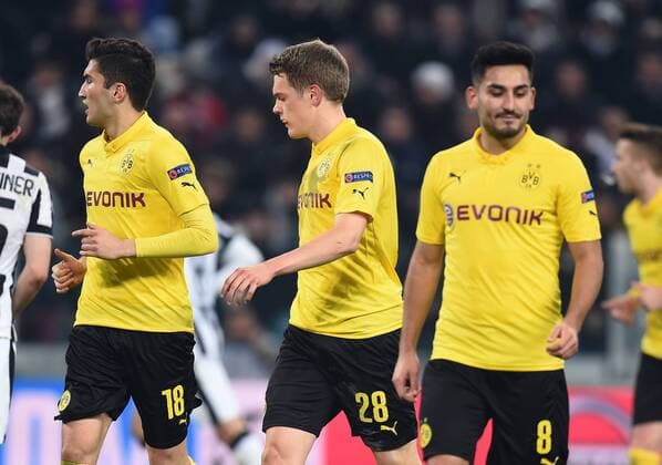 FUSSBALL CHAMPIONS LEAGUE SAISON 2014 2015 ACHTELFINAL HINSPIEL Juventus Turin - Borussia Dortmund 24.02.2015 Nuri Sahin, Matthias Ginter und Ilkay Guendogan (v.l., alle Borussia Dortmund) sind enttaeuscht 