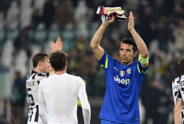 FUSSBALL CHAMPIONS LEAGUE SAISON 2014 2015 ACHTELFINAL HINSPIEL Juventus Turin - Borussia Dortmund 24.02.2015 Torwart Buffon Gianluigi (Juventus Turin) winkt nach dem Abpfiff 