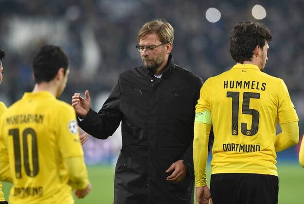 FUSSBALL CHAMPIONS LEAGUE SAISON 2014 2015 ACHTELFINAL HINSPIEL Juventus Turin - Borussia Dortmund 24.02.2015 Trainer Juergen Klopp ist genauso wie Henrikh Mkhitaryan (li) und Mats Hummels (re, alle Borussia Dortmund) nach dem Abpfiff enttaeuscht 