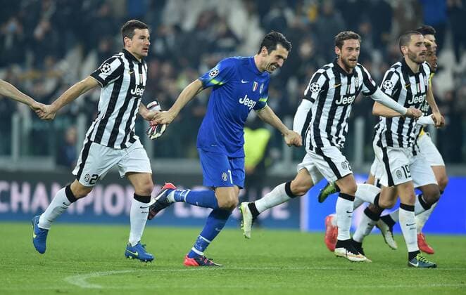 FUSSBALL CHAMPIONS LEAGUE SAISON 2014 2015 ACHTELFINAL HINSPIEL Juventus Turin - Borussia Dortmund 24.02.2015 Simone Padoin, Torwart Buffon Gianluigi, Claudio Marchisio und Leonardo Bonucci (v.l., alle Juventus Turin) jubeln nach dem Abpfiff 