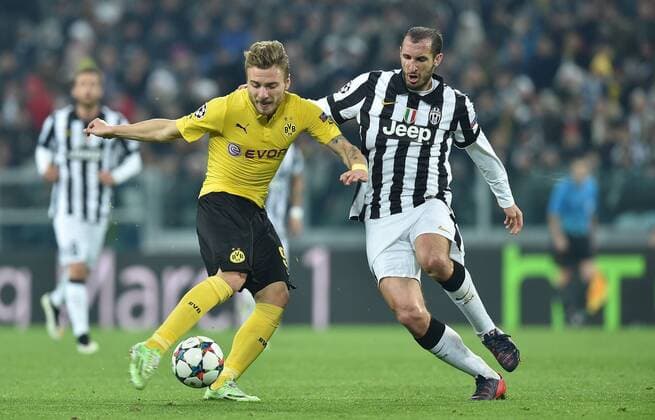 FUSSBALL CHAMPIONS LEAGUE SAISON 2014 2015 ACHTELFINAL HINSPIEL Juventus Turin - Borussia Dortmund 24.02.2015 Ciro Immobile (li, Borussia Dortmund) gegen Giorgio Chiellini (re, Juventus Turin) 