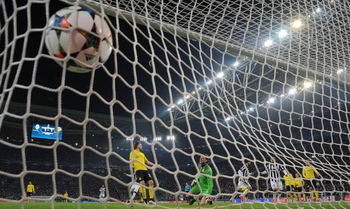 FUSSBALL CHAMPIONS LEAGUE SAISON 2014 2015 ACHTELFINAL HINSPIEL Juventus Turin - Borussia Dortmund 24.02.2015 Tor zum 2-1 durch Alvaro Morata (Mitte hinten, Juventus Turin), Torwart Roman Weidenfeller (2.v.li, Borussia Dortmund) geschlagen am Boden 