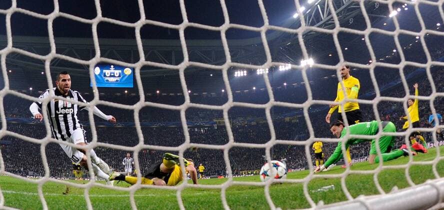 FUSSBALL CHAMPIONS LEAGUE SAISON 2014 2015 ACHTELFINAL HINSPIEL Juventus Turin - Borussia Dortmund 24.02.2015 Tor zum 1-0 durch Carlos Tevez (li, Juventus Turin) gegen Torwart Roman Weidenfeller (re, Borussia Dortmund) 