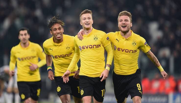 FUSSBALL CHAMPIONS LEAGUE SAISON 2014 2015 ACHTELFINAL HINSPIEL Juventus Turin - Borussia Dortmund 24.02.2015 JUBEL Borussia Dortmund; Torschuetze zum 1-1 Ausgleich Marco Reus (Mitte) umarmt von Ciro Immobile (re) und Pierre-Emerick Aubameyang (li hinten) 