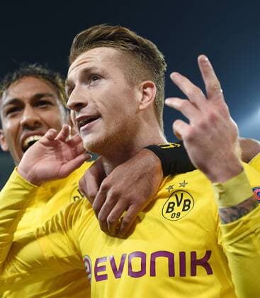 FUSSBALL CHAMPIONS LEAGUE SAISON 2014 2015 ACHTELFINAL HINSPIEL Juventus Turin - Borussia Dortmund 24.02.2015 JUBEL Borussia Dortmund; Torschuetze zum 1-1 Ausgleich Marco Reus (re) wird von Pierre-Emerick Aubameyang (li) umarmt. 