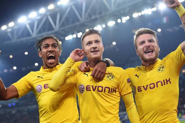 FUSSBALL CHAMPIONS LEAGUE SAISON 2014 2015 ACHTELFINAL HINSPIEL Juventus Turin - Borussia Dortmund 24.02.2015 JUBEL Borussia Dortmund; Torschuetze zum 1-1 Ausgleich Marco Reus (Mitte) umarmt von Ciro Immobile (re) und Pierre-Emerick Aubameyang (li hinten) 