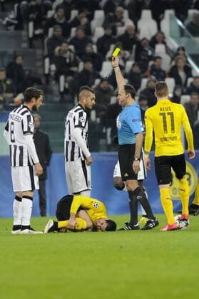 24.02.2015. Turin, Italy. Champions League Football. Juventus versus Borussia Dortmund. Referee Antonio Mateu Lahoz shows Roberto Pereyra of Juventus a yellow card xPierpaoloxPiciuccox  ActionPlus11600357