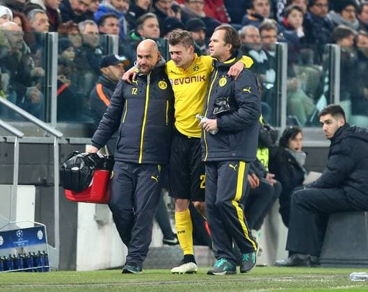 Dienstag 24.02.2015, Saison 2014 2015, UEFA Champions League, Achtelfinale Hinspiel im Turiner Juventus-Stadium, Juventus Turin - BVB Borussia Dortmund, Verletzung von Lukasz Piszczek (BVB): Thomas Zetzsmann (Physio, BVB), Lukasz Piszczek (BVB) und Dr. Markus Braun (Arzt, BVB), v.l.