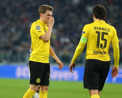 Dienstag 24.02.2015, Saison 2014 2015, UEFA Champions League, Achtelfinale Hinspiel im Turiner Juventus-Stadium, Juventus Turin - BVB Borussia Dortmund, Matthias Ginter (BVB) fasst sich an die Nase, Mats Hummels (BVB), v.l.